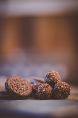 Bir restoranda çikolatalı trüf mantarı görüntüsünü kapat.