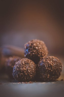 Bir restoranda çikolatalı trüf mantarı görüntüsünü kapat.