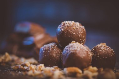 Bir restoranda çikolatalı trüf mantarı görüntüsünü kapat.