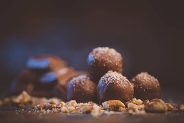 Bir restoranda çikolatalı trüf mantarı görüntüsünü kapat.