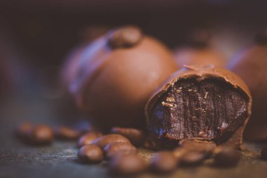 Bir restoranda çikolatalı trüf mantarı görüntüsünü kapat.