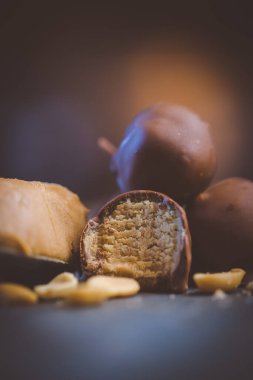 Bir restoranda çikolatalı trüf mantarı görüntüsünü kapat.