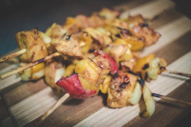 Güney Afrika 'da bir braai' de pişirilen geleneksel tavuk kebabı ya da sosyetenin yakın görüntüsü.