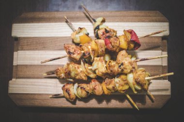 Güney Afrika 'da bir braai' de pişirilen geleneksel tavuk kebabı ya da sosyetenin yakın görüntüsü.