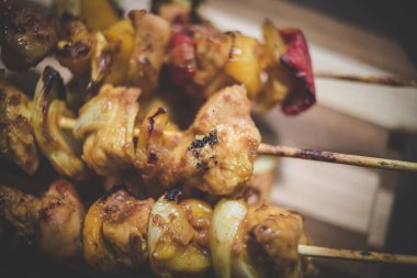 Güney Afrika 'da bir braai' de pişirilen geleneksel tavuk kebabı ya da sosyetenin yakın görüntüsü.