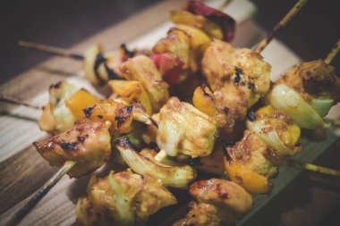 Güney Afrika 'da bir braai' de pişirilen geleneksel tavuk kebabı ya da sosyetenin yakın görüntüsü.