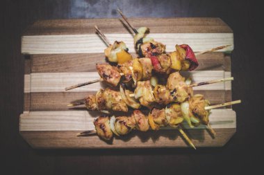 Güney Afrika 'da bir braai' de pişirilen geleneksel tavuk kebabı ya da sosyetenin yakın görüntüsü.