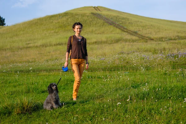 Meisje wandelen met een hond — Stockfoto