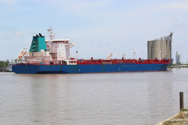 Нефтяной танкер на морском канале — стоковое фото