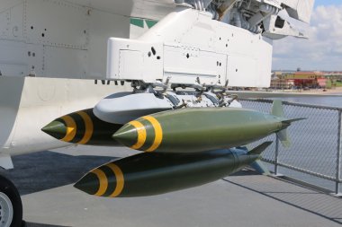 bomba bir jet kanatları altında monte