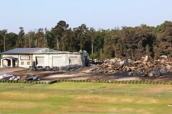 Incendio en planta química de plataforma de petróleo Fotos de stock libres de derechos