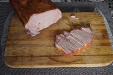 Ahşap arka planda jambon dilimlenmiş domuz eti. 