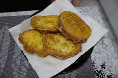 Yumurta ekmekli tost Tabakta Fransız tostu