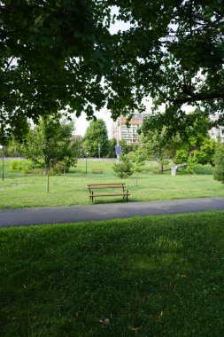 Güzel park bankı güneş paneli ışıklandırması