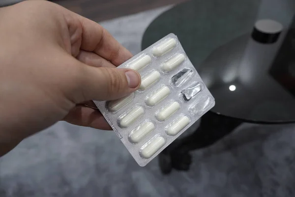 Blisterverpackungen Weiße Medikamentenblisterverpackung Zerknüllte Blisterverpackung Der Hand — Stockfoto