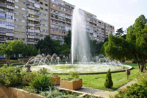 Mini Park Garden Fountain Μπροστά Από Πολυκατοικία — Φωτογραφία Αρχείου