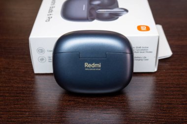 Arad, Arad Romanya - 18 Kasım 2025: Redmi Buds 6 Pro