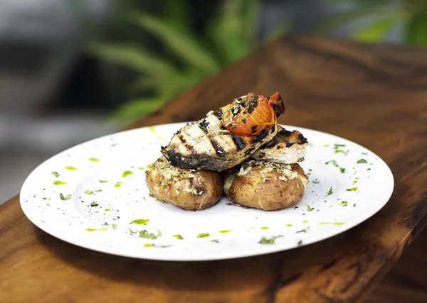 Grillad fisk med stekt potatis örter och vitlök — Stockfoto