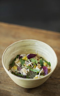 Asya füzyon balık ve taze ot çorbası