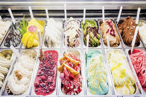 Italiensk gelato gelatto glass display i butik — Stockfoto