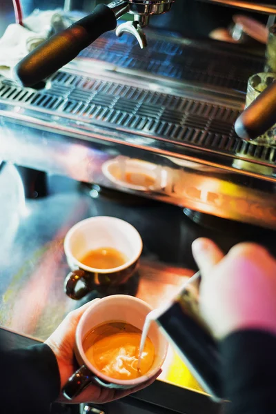 Café expresso italiano que faz a preparação com máquina — Fotografia de Stock