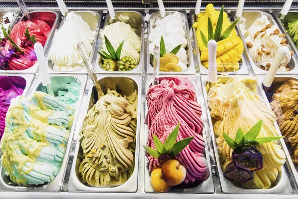 意大利冰淇淋 gelatto 冰淇淋陈列在商店中 — 图库照片