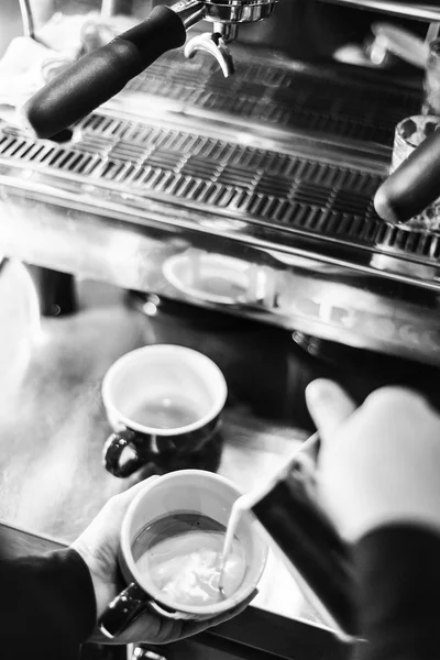 イタリアのエスプレッソ エスプレッソ コーヒー マシンの準備を行う — ストック写真