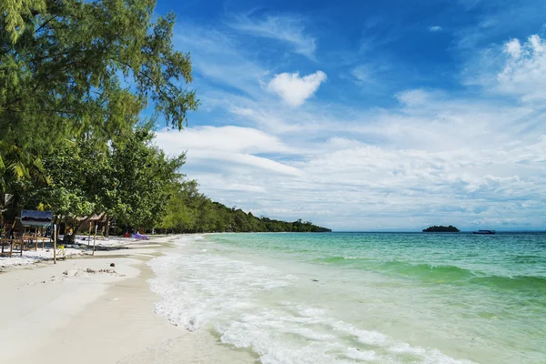 シアヌークビルの cambod 近くの島栄で静かな空の楽園ビーチ — ストック写真