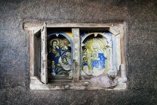Ancient orthodox church interior painted walls in gondar ethiopi — Stock Photo, Image