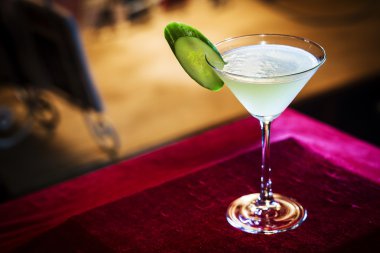 Greyfurt ve salatalık martini kokteyl içki çubuk