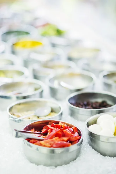 Салат-бар шведский стол свежие овощи дисплей — стоковое фото
