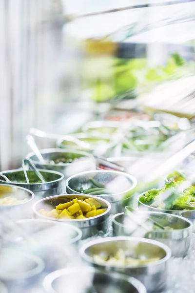 Bar sałatkowy bufet świeżych warzyw mieszanych wyświetlacz — Zdjęcie stockowe