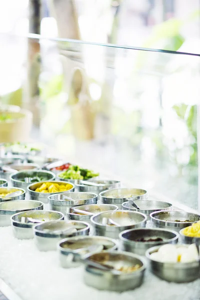 Салат-бар шведский стол свежие овощи дисплей — стоковое фото
