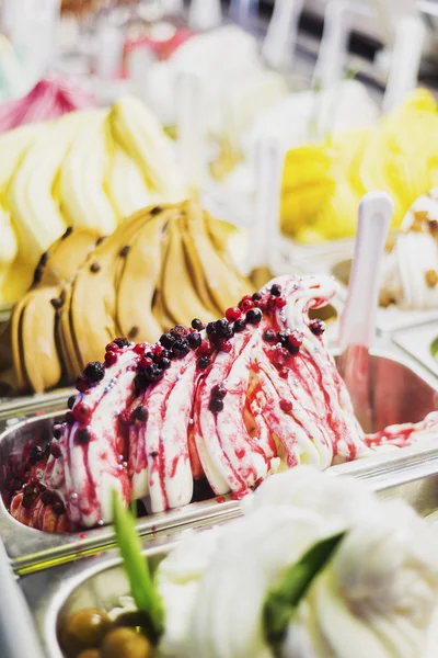 Gelatto італійського gelato морозива дисплеї в магазин — стокове фото