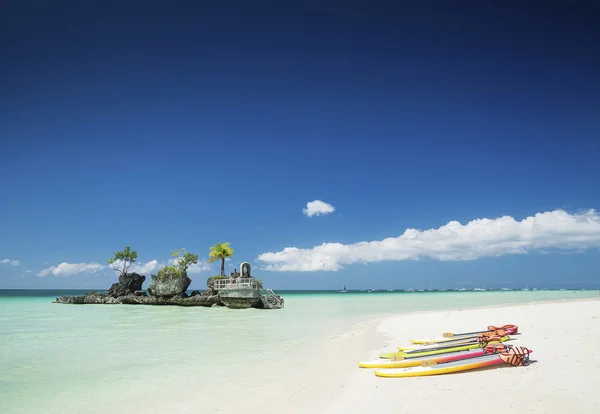 Plage tropicale et sanctuaire chrétien sur l'île de boracay philippine — Photo