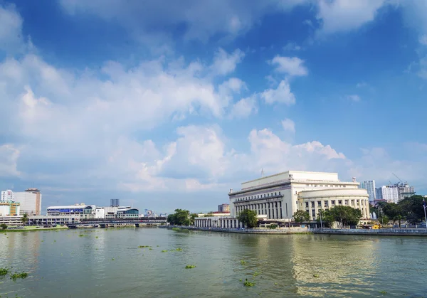 Nationales philippinisches Postamt am Fluss in der Innenstadt von Manila — Stockfoto