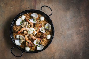 Deniz ürünleri ve pirinç paella geleneksel İspanyol yemeği