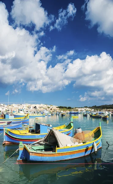 Puerto de marsaxlokk y los tradicionales barcos de pesca mediterráneos i — Foto de Stock