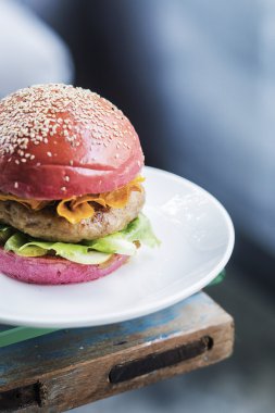 tavuk burger turşusu pancar ekmek topuz ile