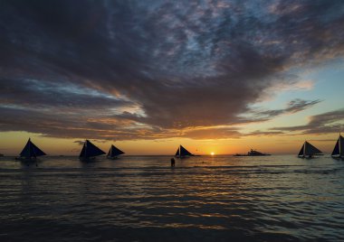 Yelkenli tekneler, gün batımı boracay tropikal Filipinler ada