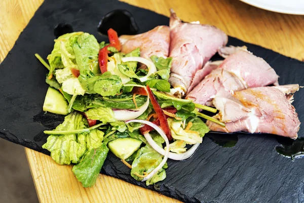 Organic roast beef cream cheese rolls with fresh salad — Stock Photo, Image