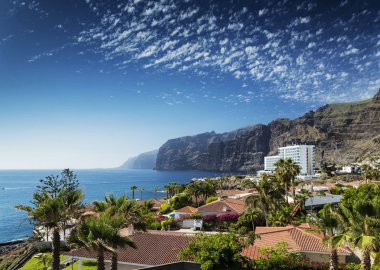Los gigantes kayalıklarla landmark Güney tenerife Adası İspanya