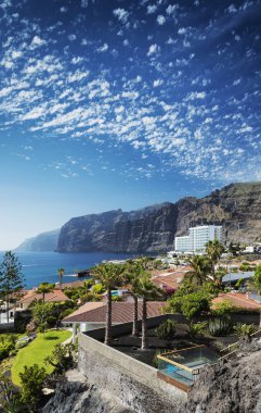 Los gigantes kayalıklarla landmark Güney tenerife Adası İspanya