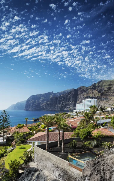 Los gigantes acantilados hito en el sur de tenerife isla españa — Foto de Stock