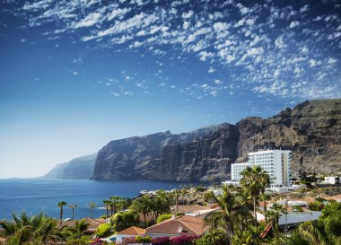 Los gigantes kayalıklarla landmark Güney tenerife Adası İspanya