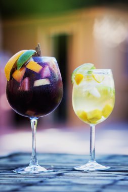 Kırmızı ve beyaz şarap sangria kokteyli içki masasında