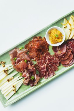 İspanyol serrano jambonu chorizo sosis ve peynir tapas tabağı