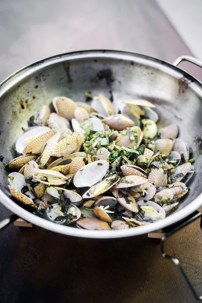 Mejillones frescos al vapor en ajo, limón y aceite de oliva —  Fotos de Stock