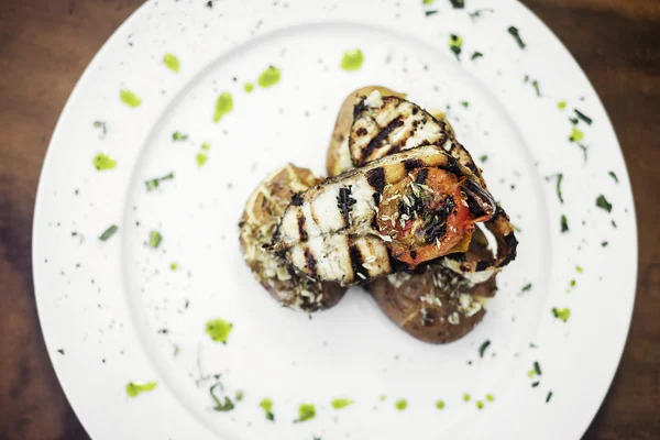 Gegrillter frischer Fisch mit gebratenen Kartoffelkräutern Olivenöl Knoblauch — Stockfoto