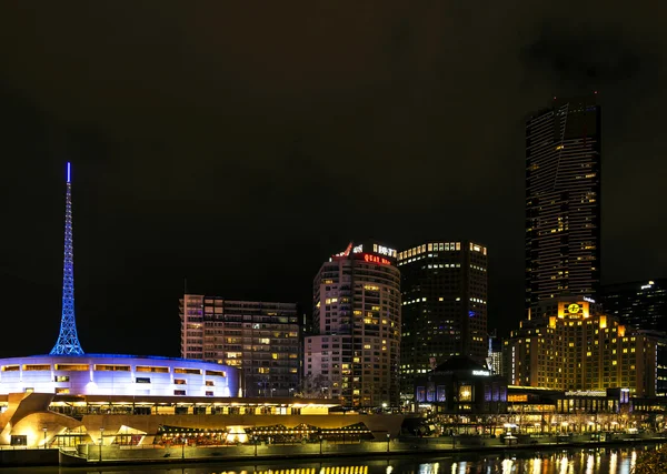 Centro de melbourne ciudad río lado horizonte por la noche en australia — Foto de Stock